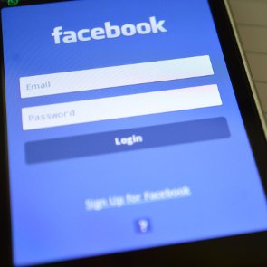 Should You Make Your Relationship Facebook Official?