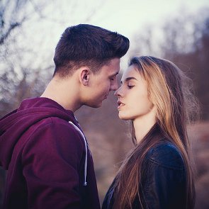 9 Tips on Kissing a Girl for the First Time